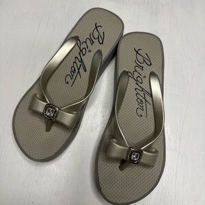 Brighton Silver Wedge Flip Flops w/ Crystal Bow – Women’s Size 7.5 (9.5” long)